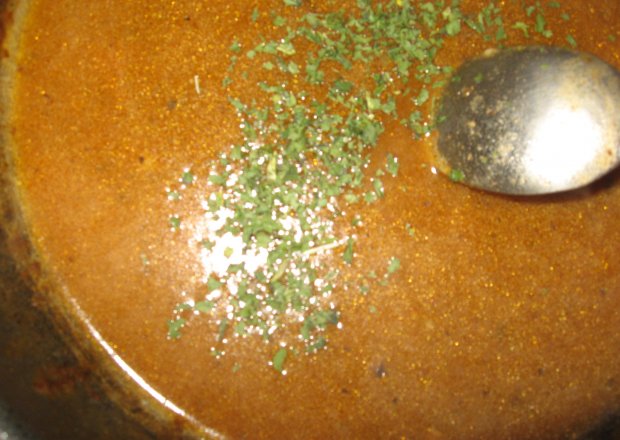 Fotografia przedstawiająca sos do ziemniaków na bazie miodowo-kurczakowej