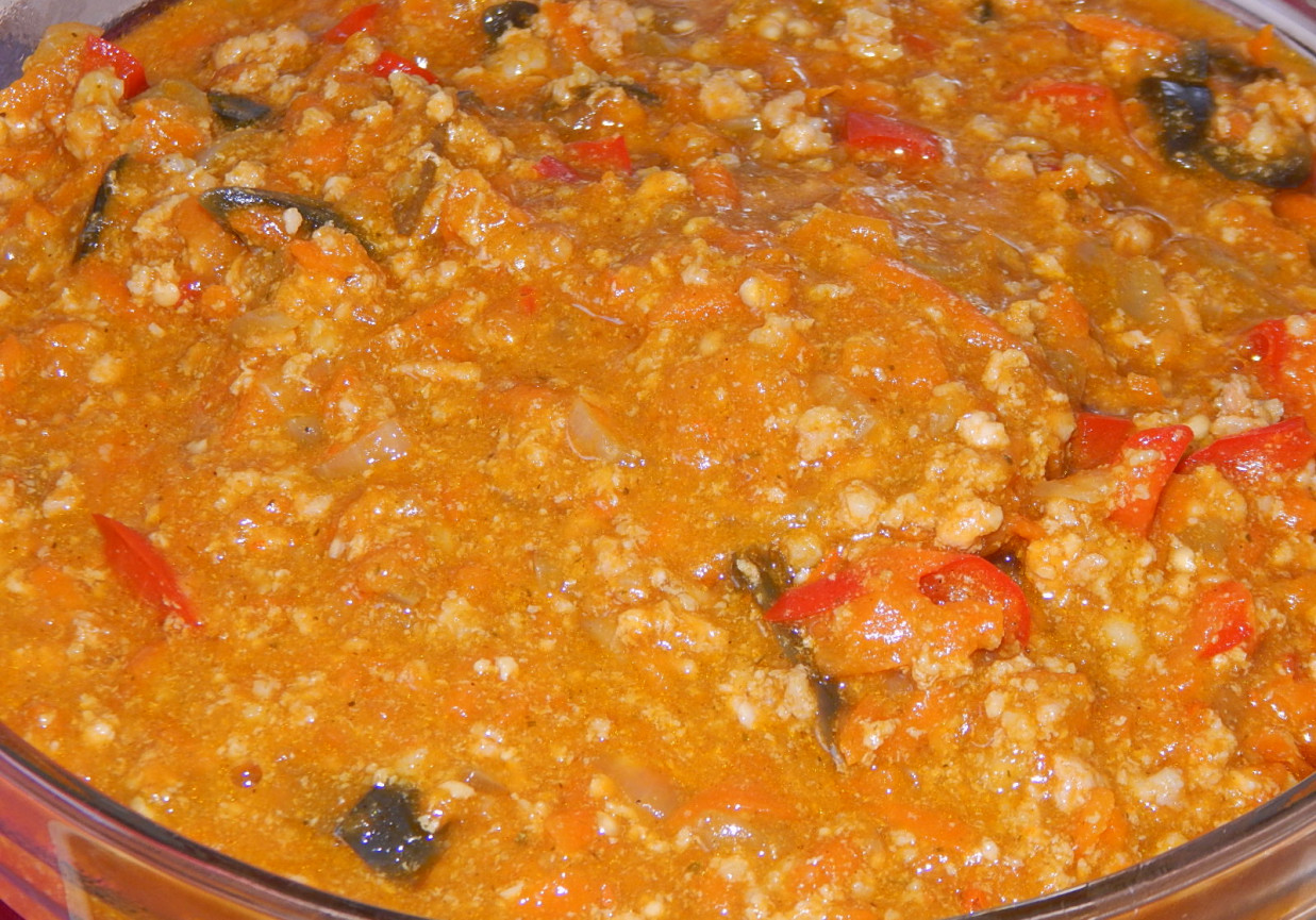 Sos dyniowy z curry, wieprzowiną i warzywami  foto