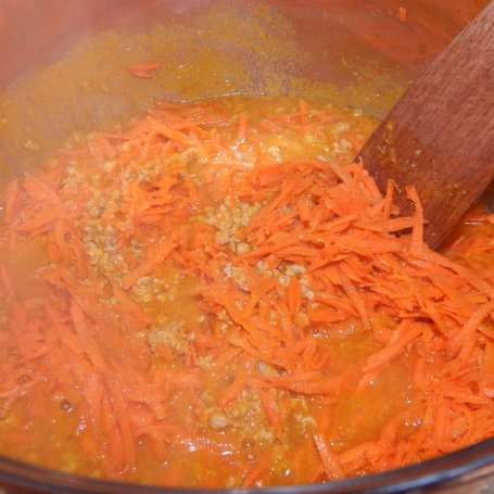 Krok 3 - Sos dyniowy z curry, wieprzowiną i warzywami  foto