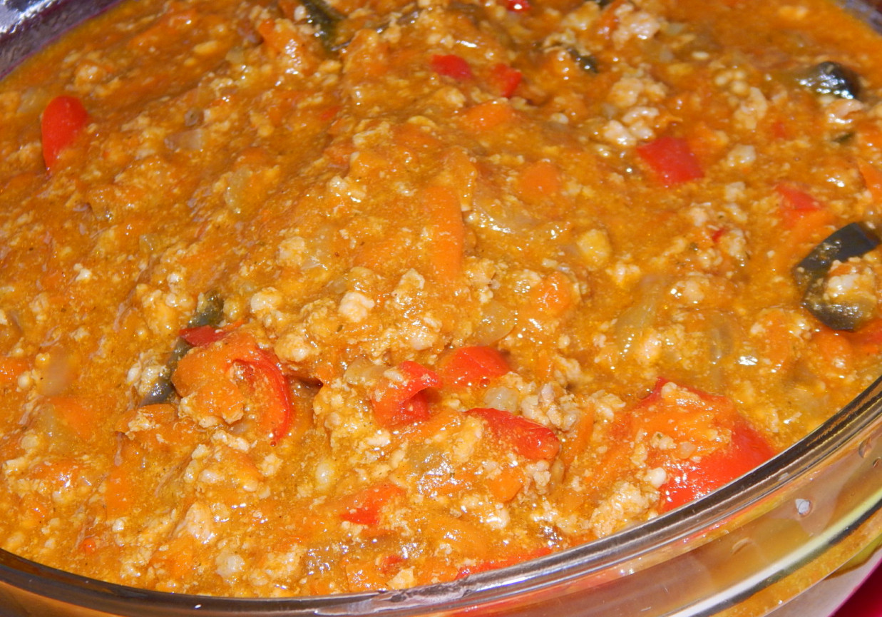 Sos dyniowy z curry, wieprzowiną i warzywami  foto