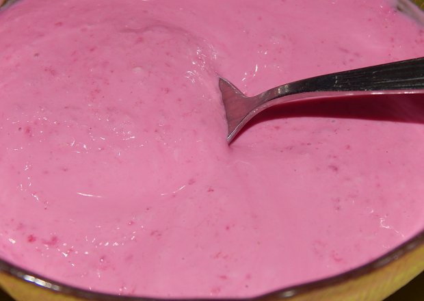 Fotografia przedstawiająca Sos jogurtowo-chrzanowy z buraczkami