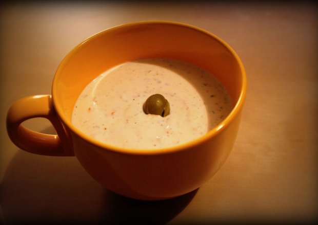 Fotografia przedstawiająca Sos jogurtowo - czosnkowy z oliwkami