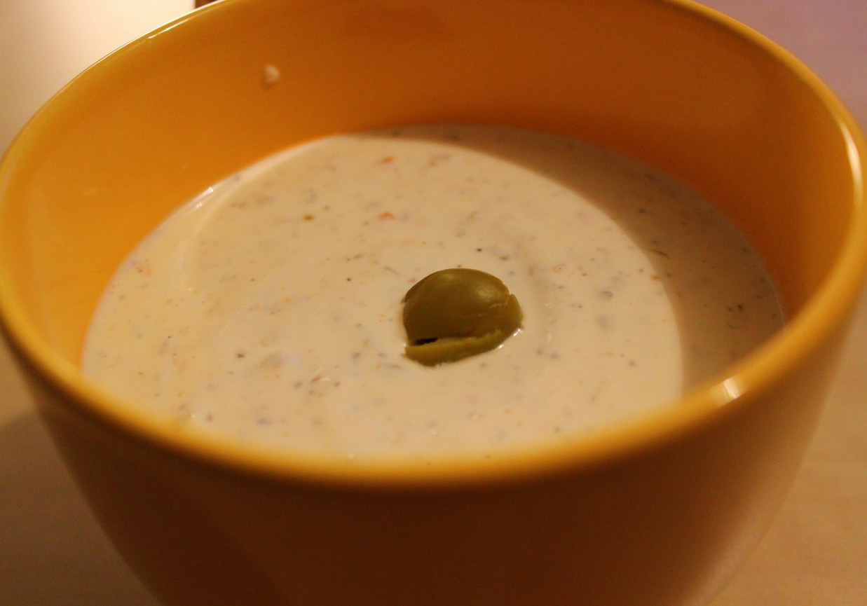 Sos jogurtowo - czosnkowy z oliwkami foto
