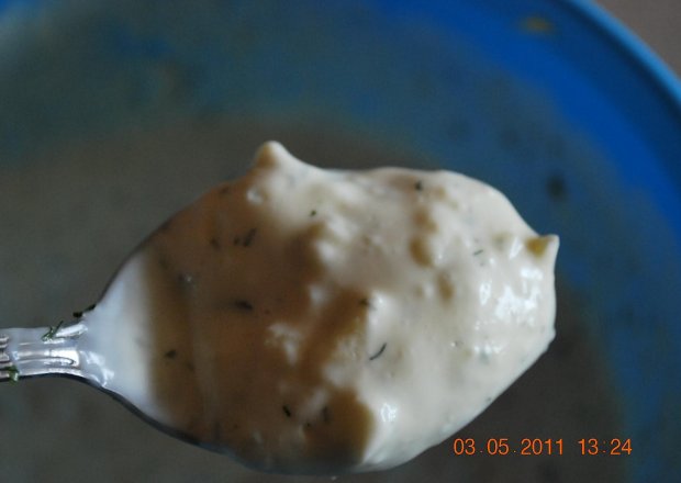 Fotografia przedstawiająca sos jogurtowo - koperkowo - czosnkowy