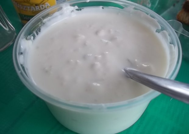 Fotografia przedstawiająca Sos jogurtowo-czosnkowy
