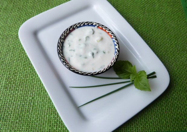 Fotografia przedstawiająca Sos jogurtowy do mięsa z grilla