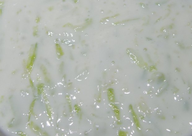 Fotografia przedstawiająca Sos jogurtowy z ogórkiem i czosnkiem