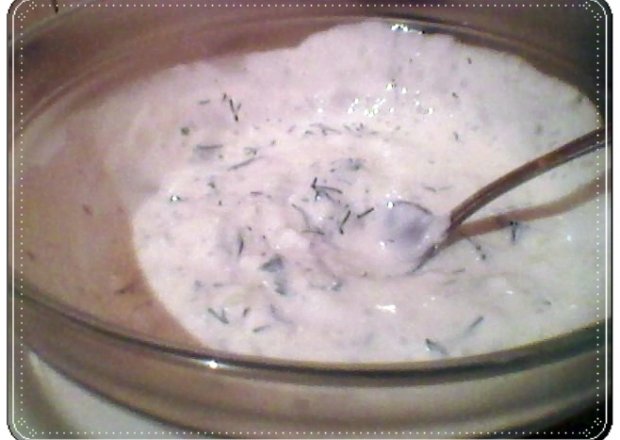 Fotografia przedstawiająca Sos jogurtowy z ogórkiem