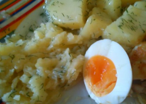 Fotografia przedstawiająca sos koperkowy, jajko i ziemniaki