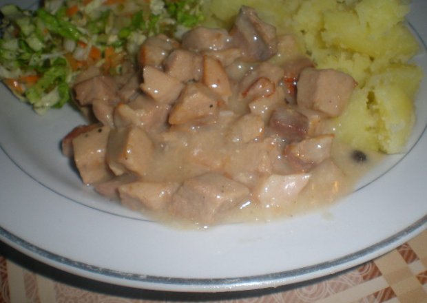 Fotografia przedstawiająca Sos mięsno- chrzanowy a la gulasz