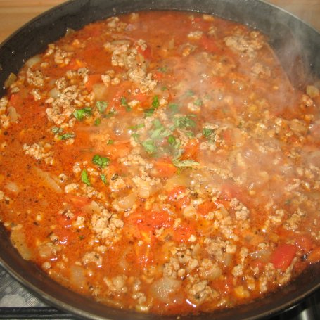 Krok 7 - Sos mięsno - pomidorowy do makaronu foto