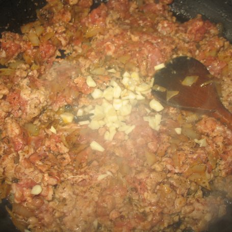 Krok 4 - Sos mięsno - pomidorowy do makaronu foto