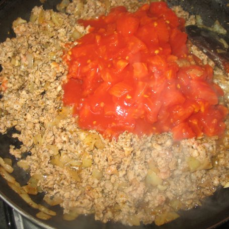 Krok 5 - Sos mięsno - pomidorowy do makaronu foto