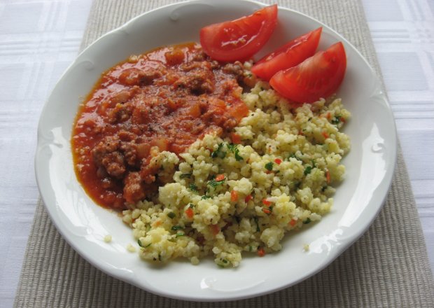 Fotografia przedstawiająca Sos mięsno pomidorowy z kaszą jaglaną