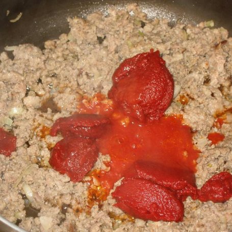 Krok 2 - Sos mięsno- pomidorowy foto