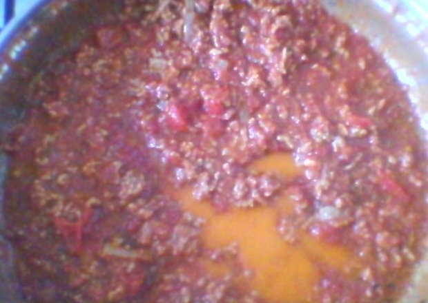 Fotografia przedstawiająca sos mięsno-pomidorowy