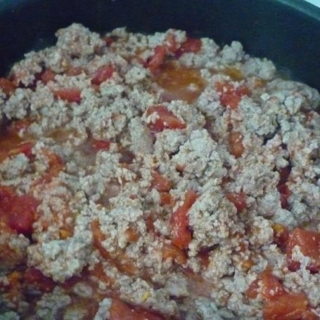 Krok 1 - Sos mięsny z pomidorami i serem foto