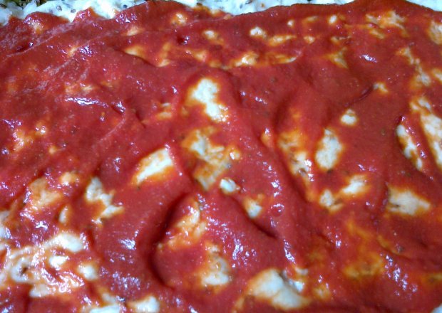 Fotografia przedstawiająca sos na pizzę