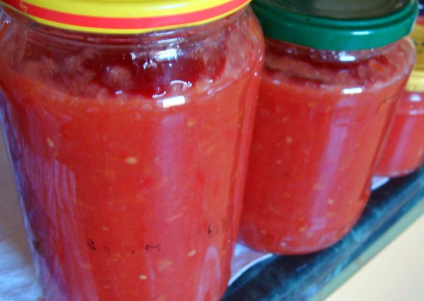 Fotografia przedstawiająca sos paprykowy z pomidorami,jabłkami z goździkami,cynamonem...