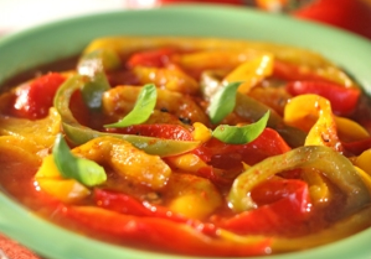 Sos pepperonata z czosnkiem i oliwkami foto