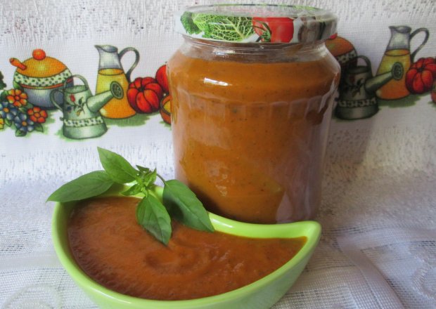 Fotografia przedstawiająca Sos pomidorowo-cukiniowy z bazylią do słoików
