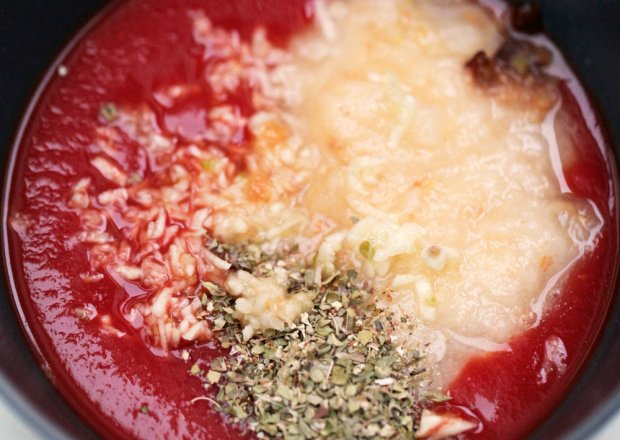 Fotografia przedstawiająca Sos pomidorowo-jabłkowy z ziołami i czosnkiem