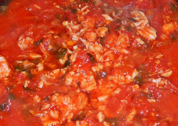Fotografia przedstawiająca Sos pomidorowo-lubczykowy i mięsem krabów