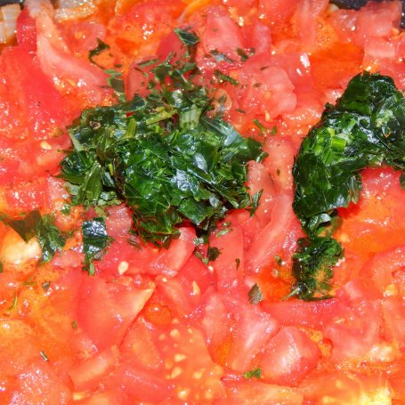 Krok 1 - Sos pomidorowo-lubczykowy i mięsem krabów foto