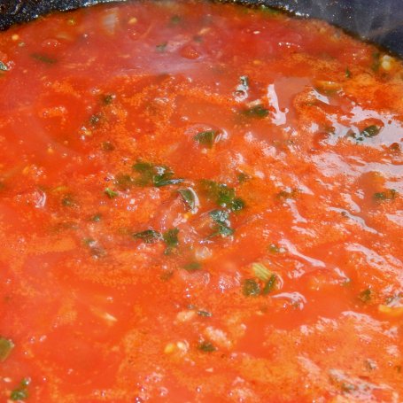 Krok 2 - Sos pomidorowo-lubczykowy i mięsem krabów foto