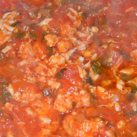 Krok 3 - Sos pomidorowo-lubczykowy i mięsem krabów foto