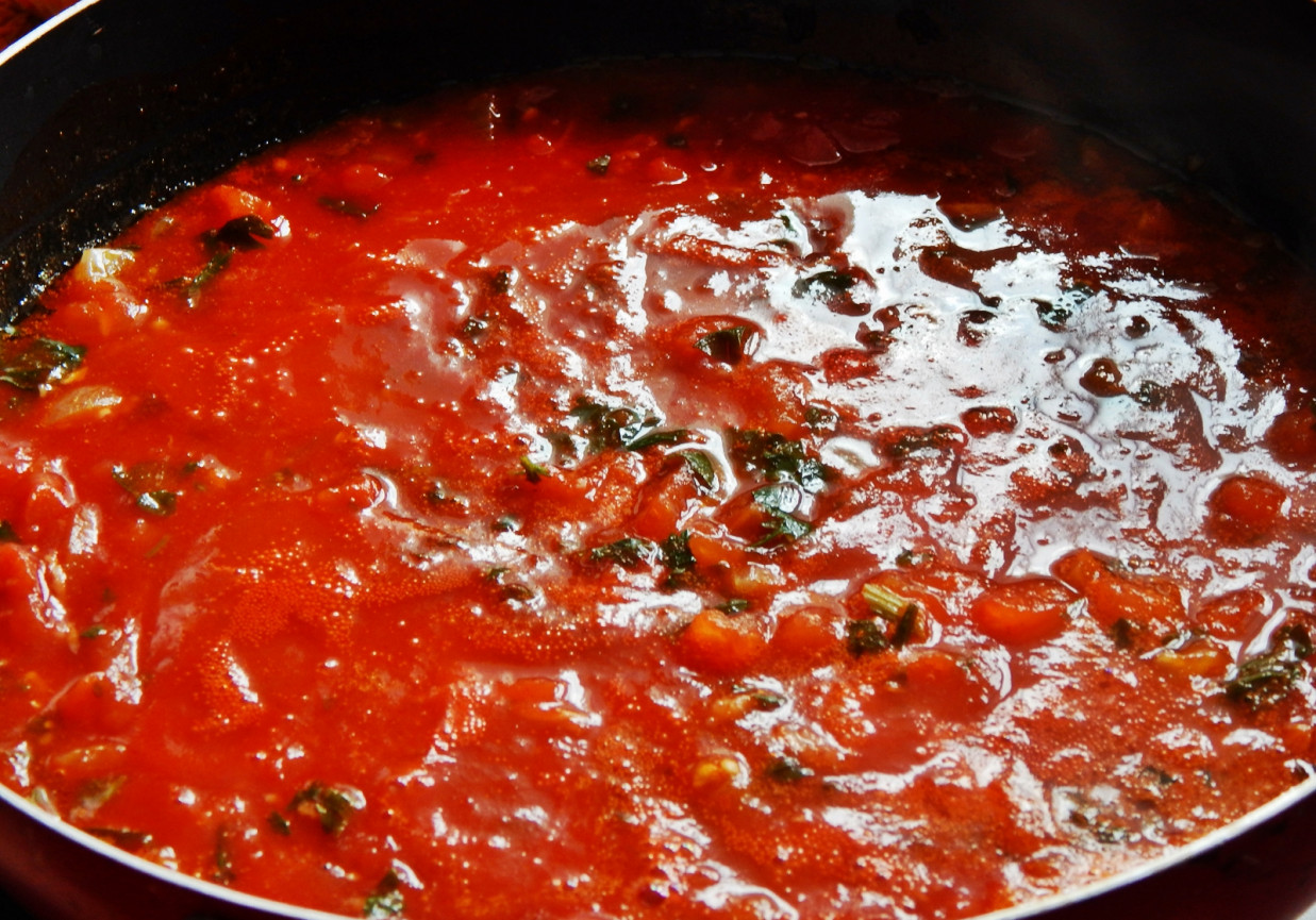 Sos pomidorowo-lubczykowy i mięsem krabów foto