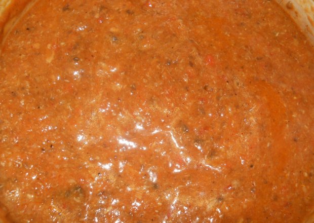 Fotografia przedstawiająca sos pomidorowo paprykowy z mięsem mielonym