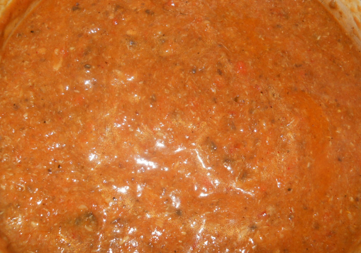 sos pomidorowo paprykowy z mięsem mielonym foto
