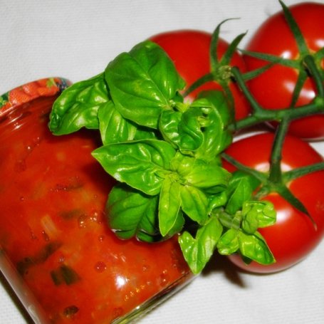 Krok 5 - Sos pomidorowo-cebulowy z białym winem i bazylią foto