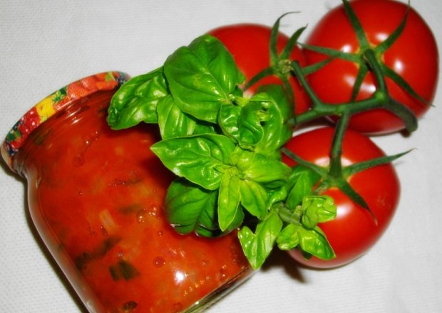 Fotografia przedstawiająca Sos pomidorowo-cebulowy z białym winem i bazylią