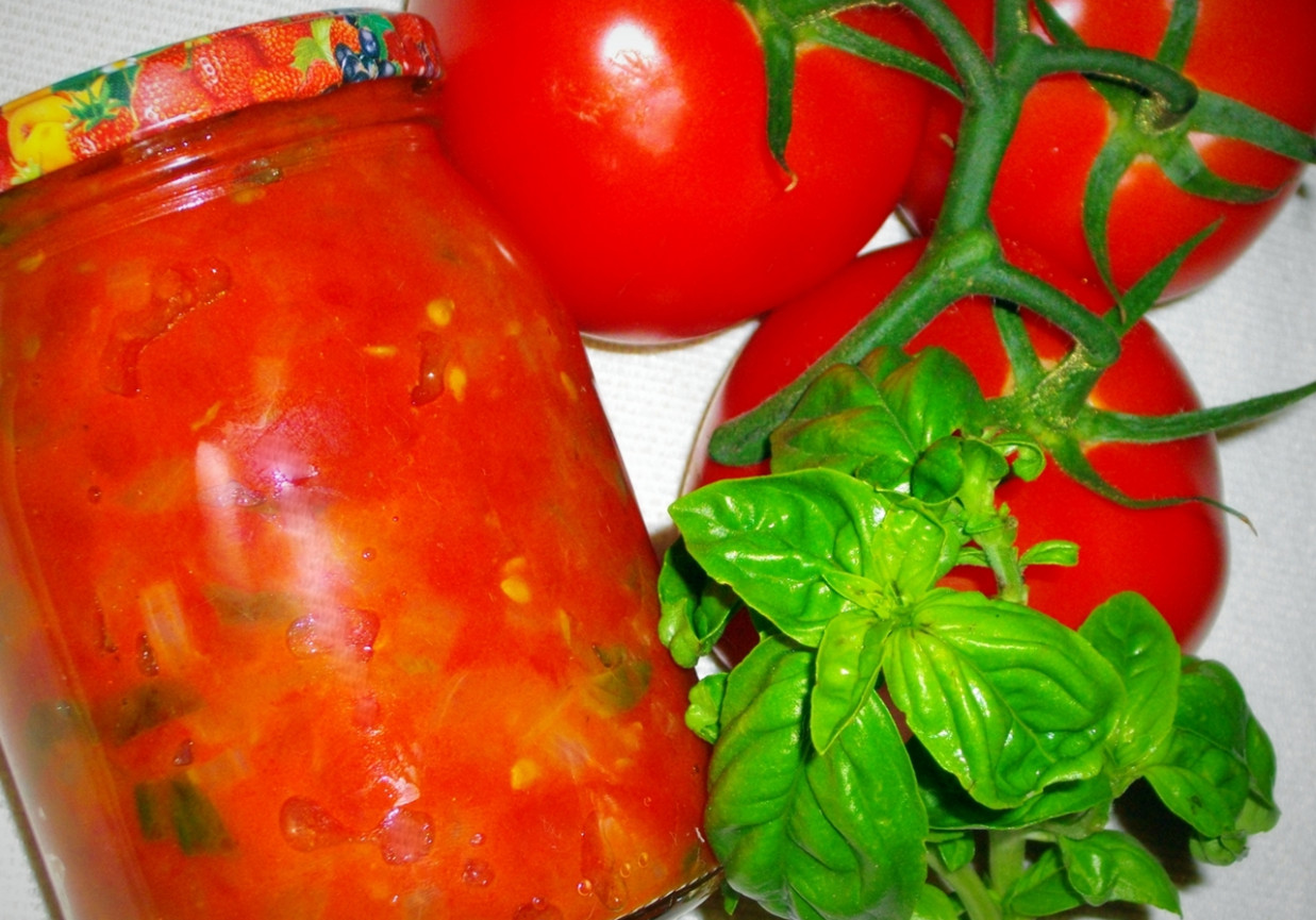 Sos pomidorowo-cebulowy z białym winem i bazylią foto