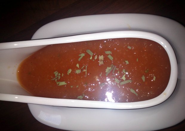 Fotografia przedstawiająca Sos pomidorowo-cebulowy z estragonem