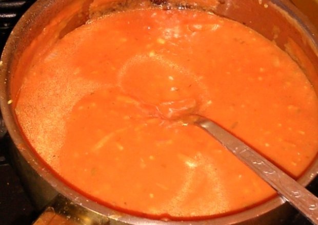 Fotografia przedstawiająca sos pomidorowo-czosnkowy z cebul?