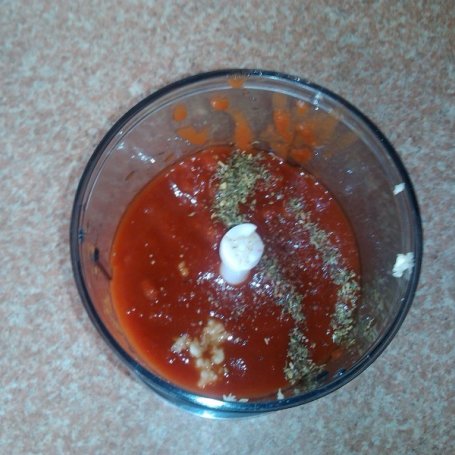 Krok 2 - Sos pomidorowo-czosnkowy foto