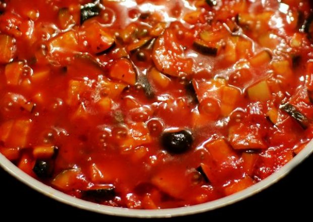 Fotografia przedstawiająca Sos pomidorowo-warzywny po śródziemnomorsku