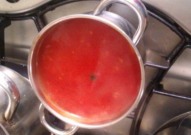 Fotografia przedstawiająca sos pomidorowy do gołąbków