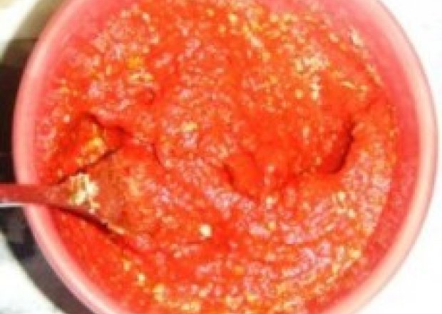 Fotografia przedstawiająca sos pomidorowy do piizzy