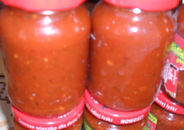 Fotografia przedstawiająca sos pomidorowy do słoika