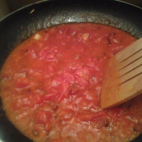 Krok 3 - sos pomidorowy na bekonie. foto