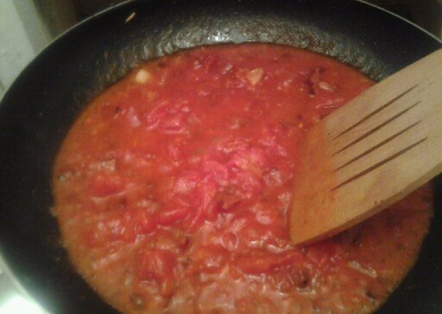 Fotografia przedstawiająca sos pomidorowy na bekonie.