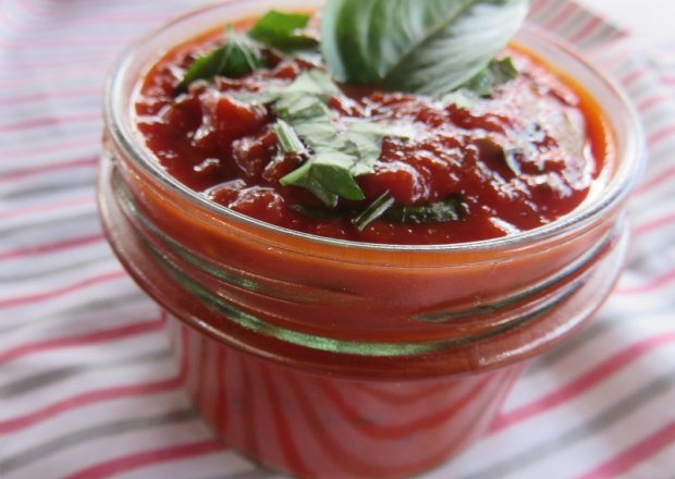 Fotografia przedstawiająca sos pomidorowy na grilla