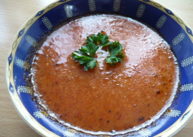 Fotografia przedstawiająca sos pomidorowy na śmietanie
