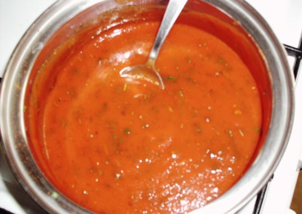 Fotografia przedstawiająca sos pomidorowy ostry
