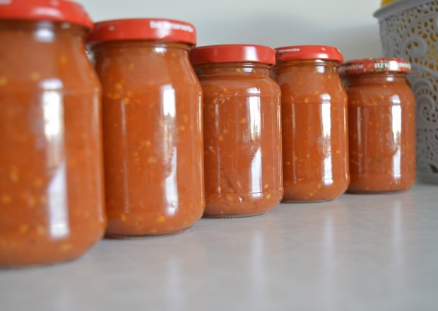 Fotografia przedstawiająca Sos pomidorowy w słoiczkach