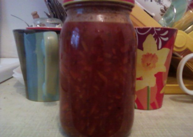 Fotografia przedstawiająca sos pomidorowy w słoiczkach